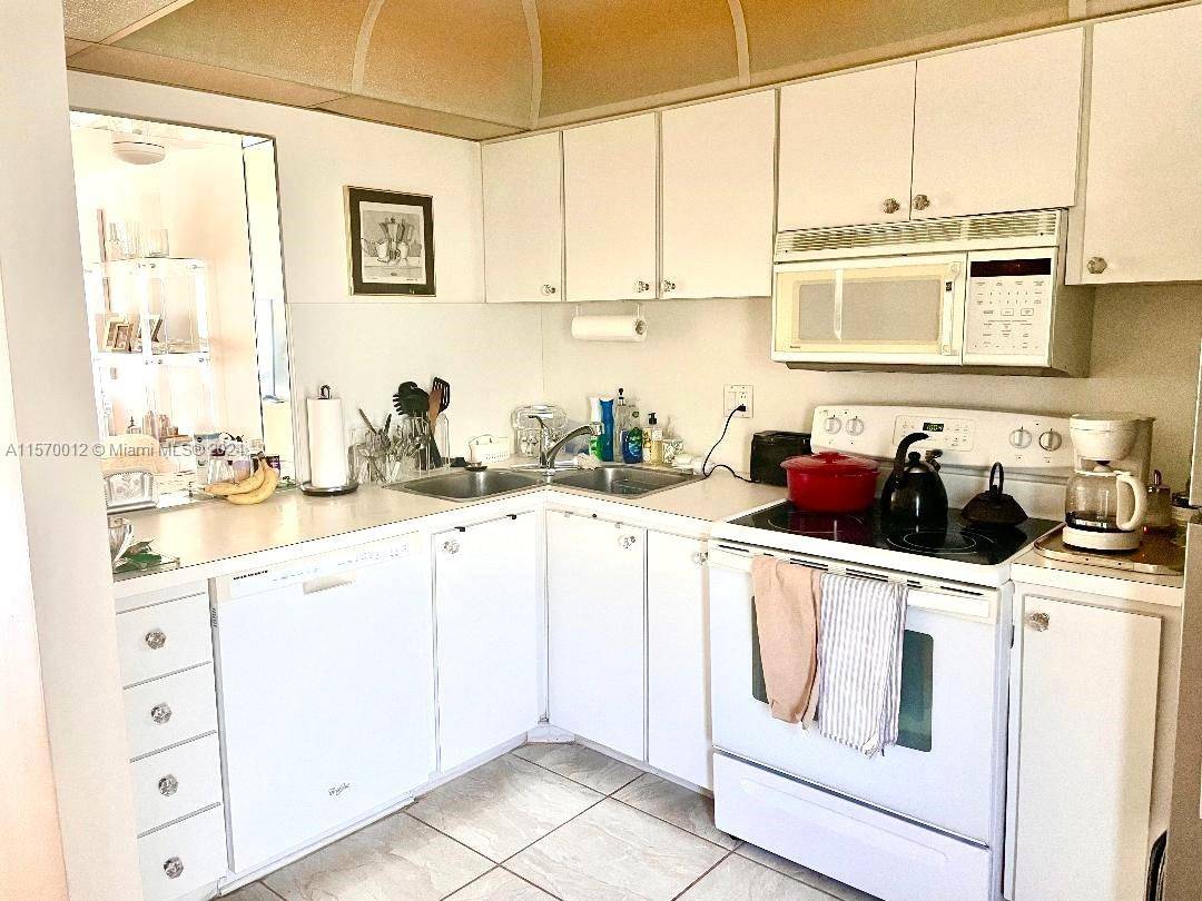 465 Paradise Isle BlvdHallandale Beach - Condo/Co-Op/Seasonal,Co-Op condo unit 101 - picture