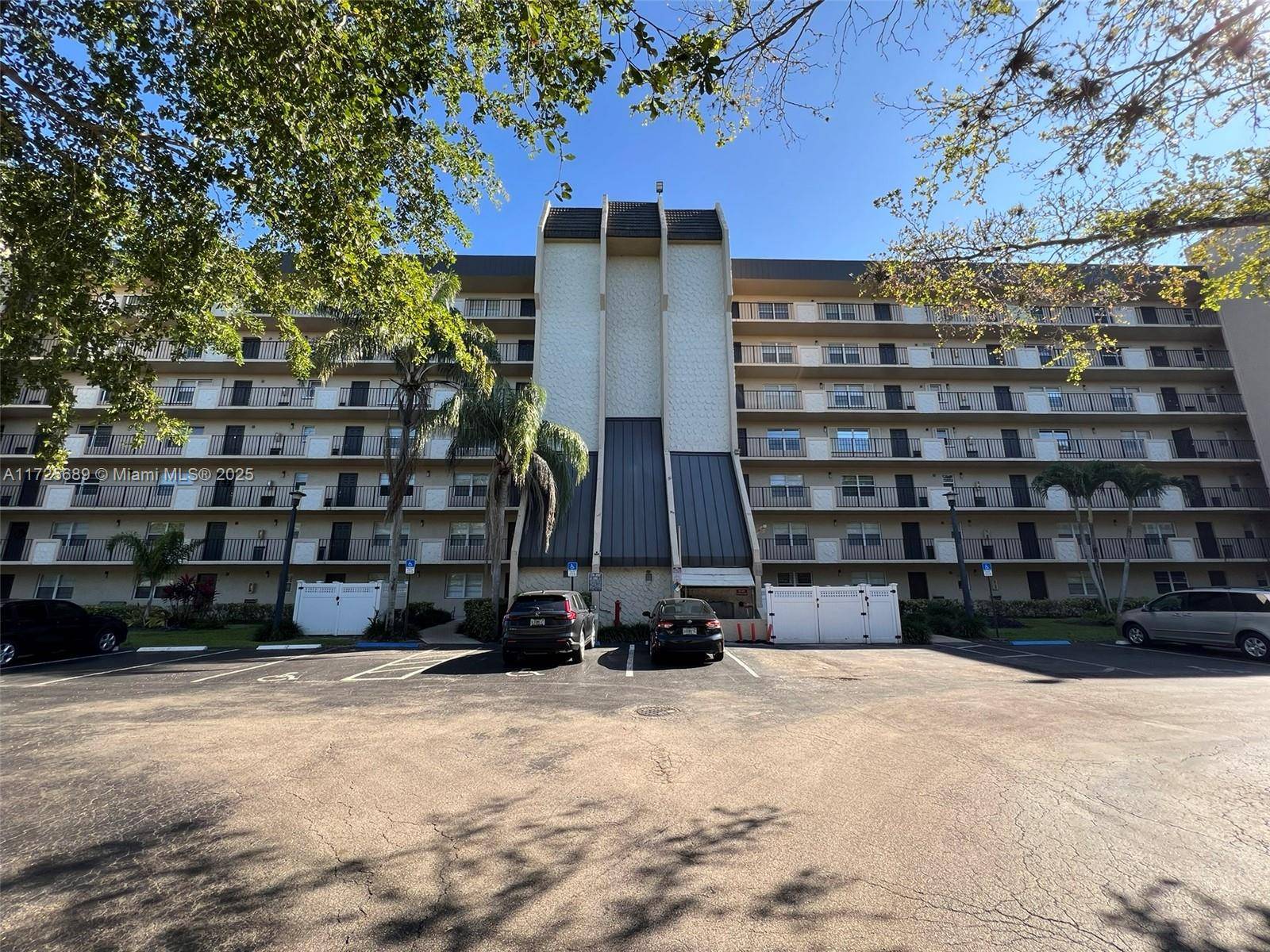 3300 W Rolling Hills CirDavie - Condo 5+ Stories,Condo condo unit 102 - picture