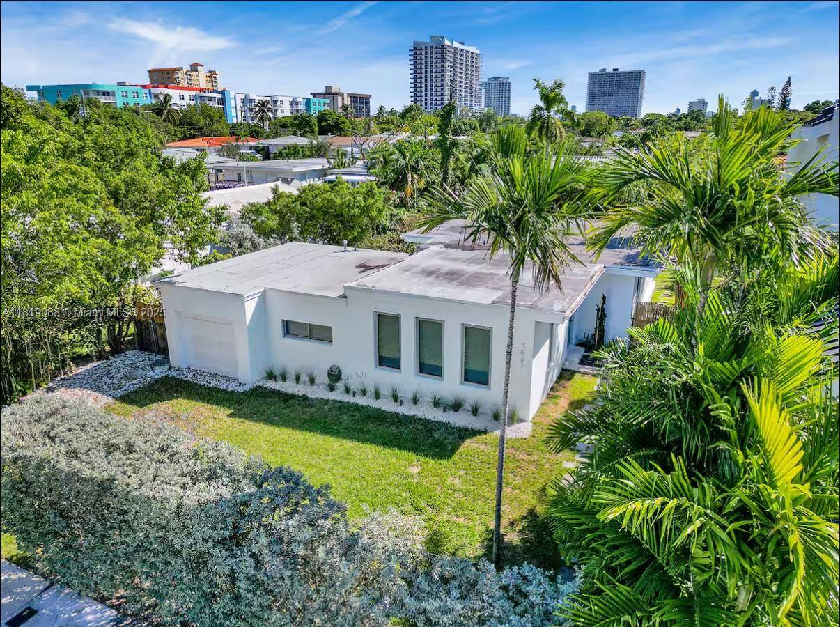 7537 W Treasure DrNorth Bay Village - picture