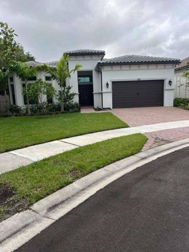 7813 Deer LakeParkland - picture