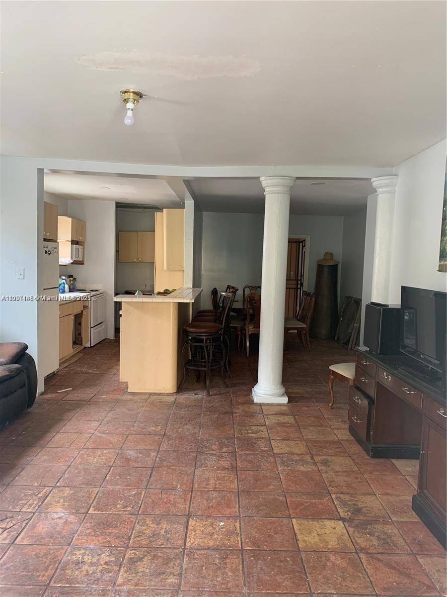 1037 NW 30th StMiami - picture