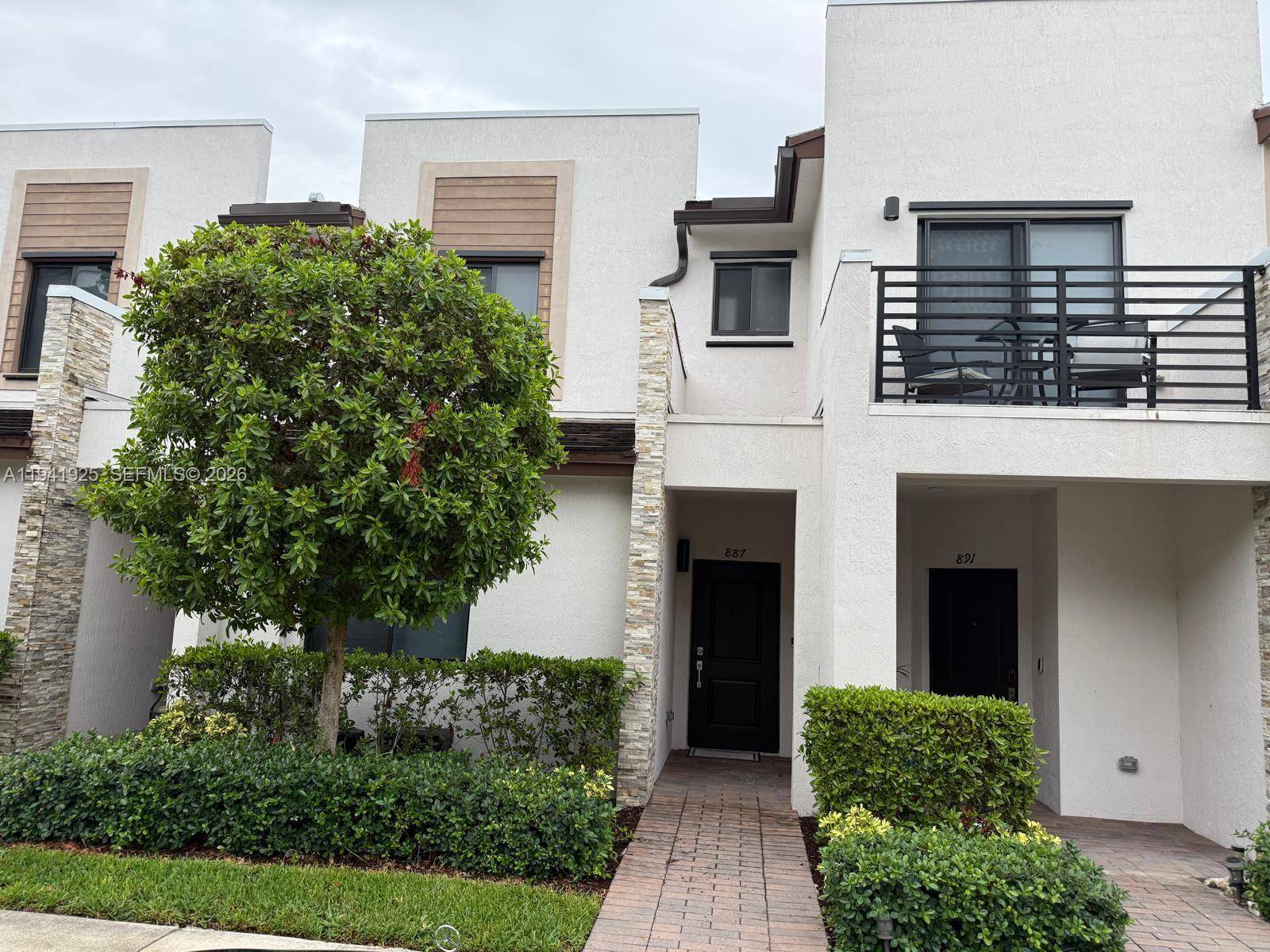 887 NE 211th StMiami - picture