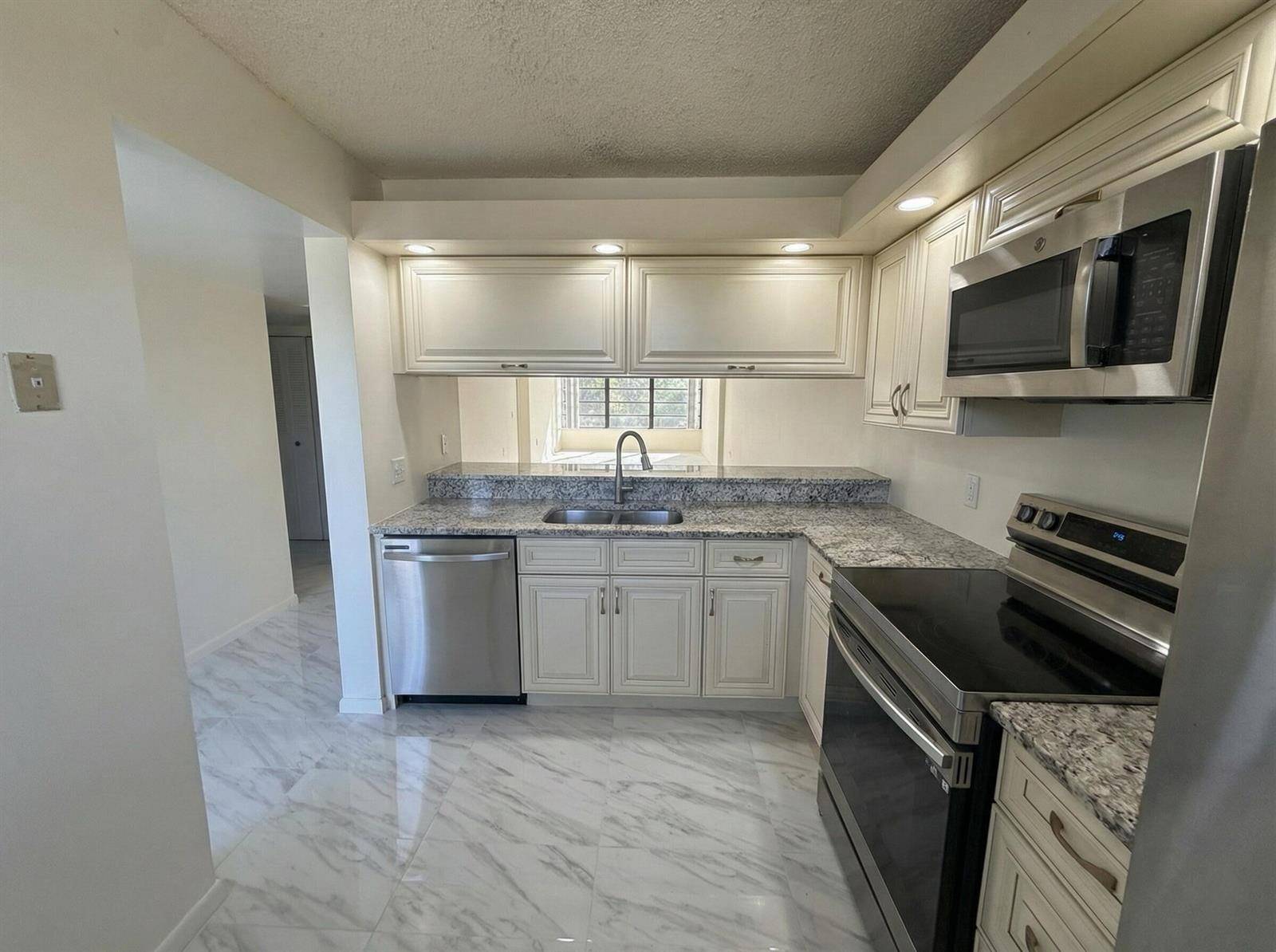 3826 WhitehallWest Palm Beach - Condo condo unit 305 - picture