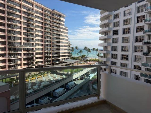 5161 Collins AveMiami Beach - Apartments-Seasonal,Condo condo unit 703 - picture