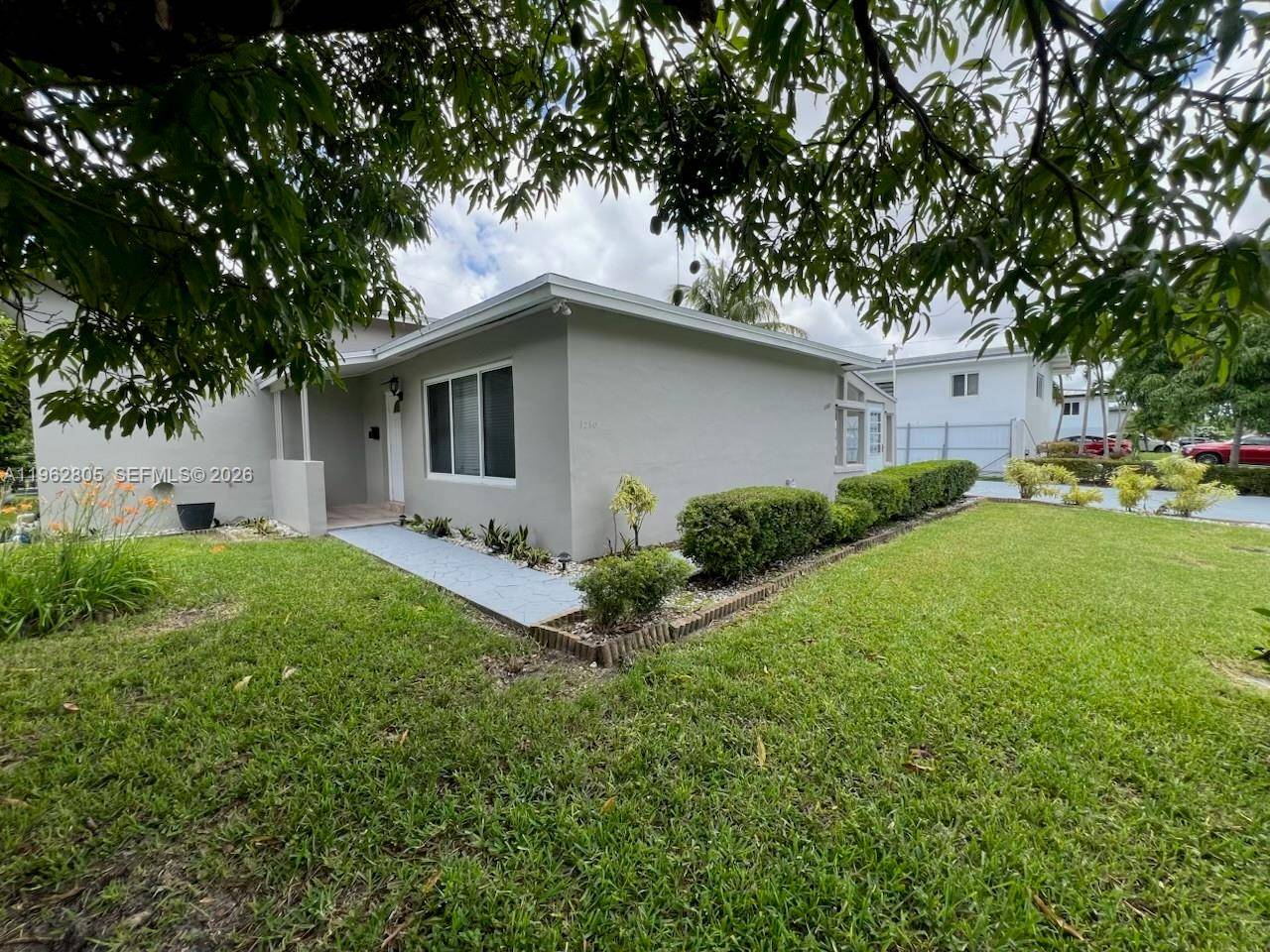 1260 NE 200th TerMiami - picture