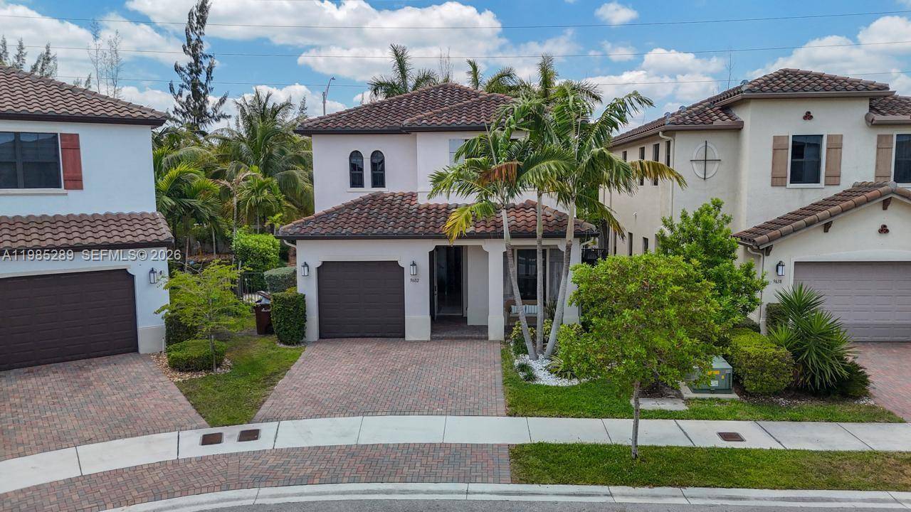 9602 W 35th LnHialeah - picture
