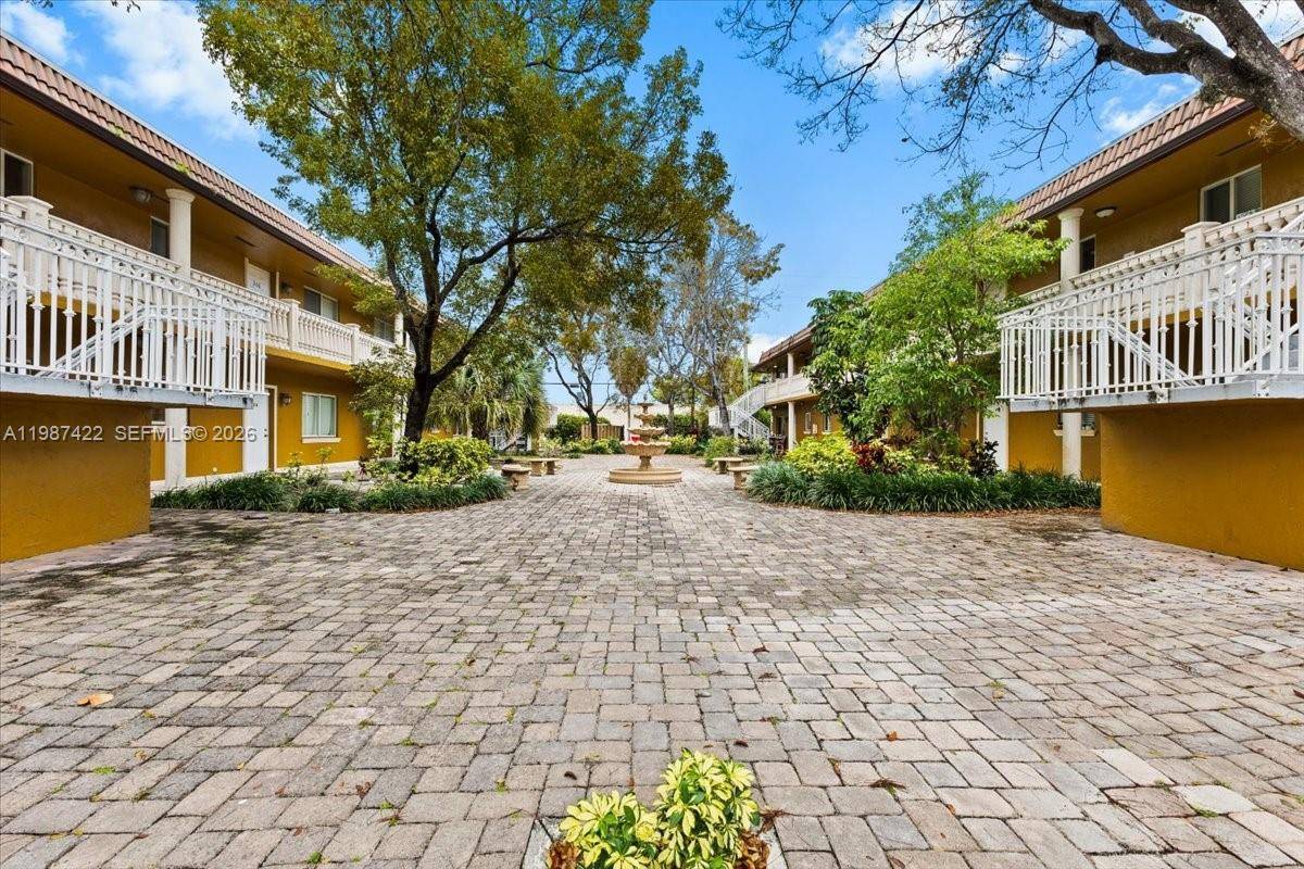 2323 Van Buren StHollywood - Condo 1-4 Stories,Condo condo unit 208 - picture