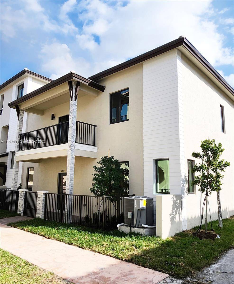 4583 NW 83rd PlDoral - picture