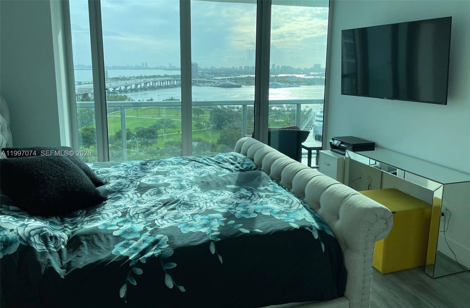 888 Biscayne BlvdMiami - Condo/Co-Op/Annual,Condo condo unit 1810 - picture