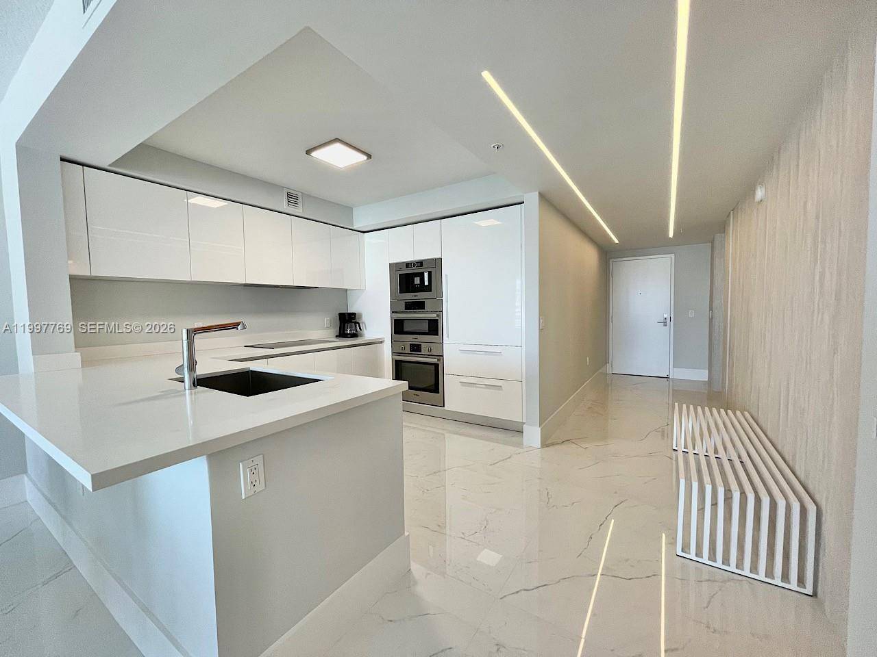 330 Sunny Isles BlvdSunny Isles Beach - Condo/Co-Op/Annual,Apartment condo unit 5-905 - picture