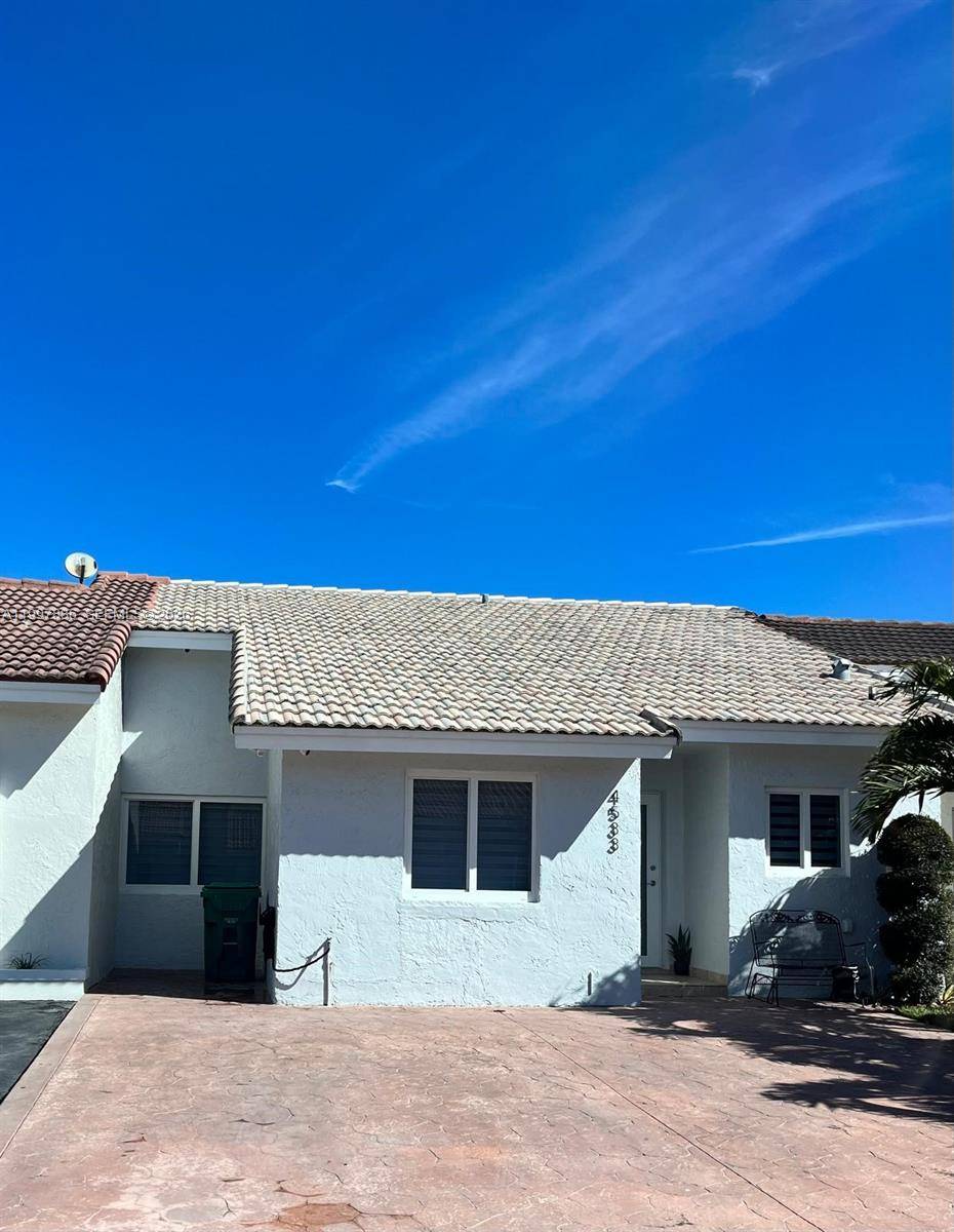 4533 SW 143rd PlMiami - picture