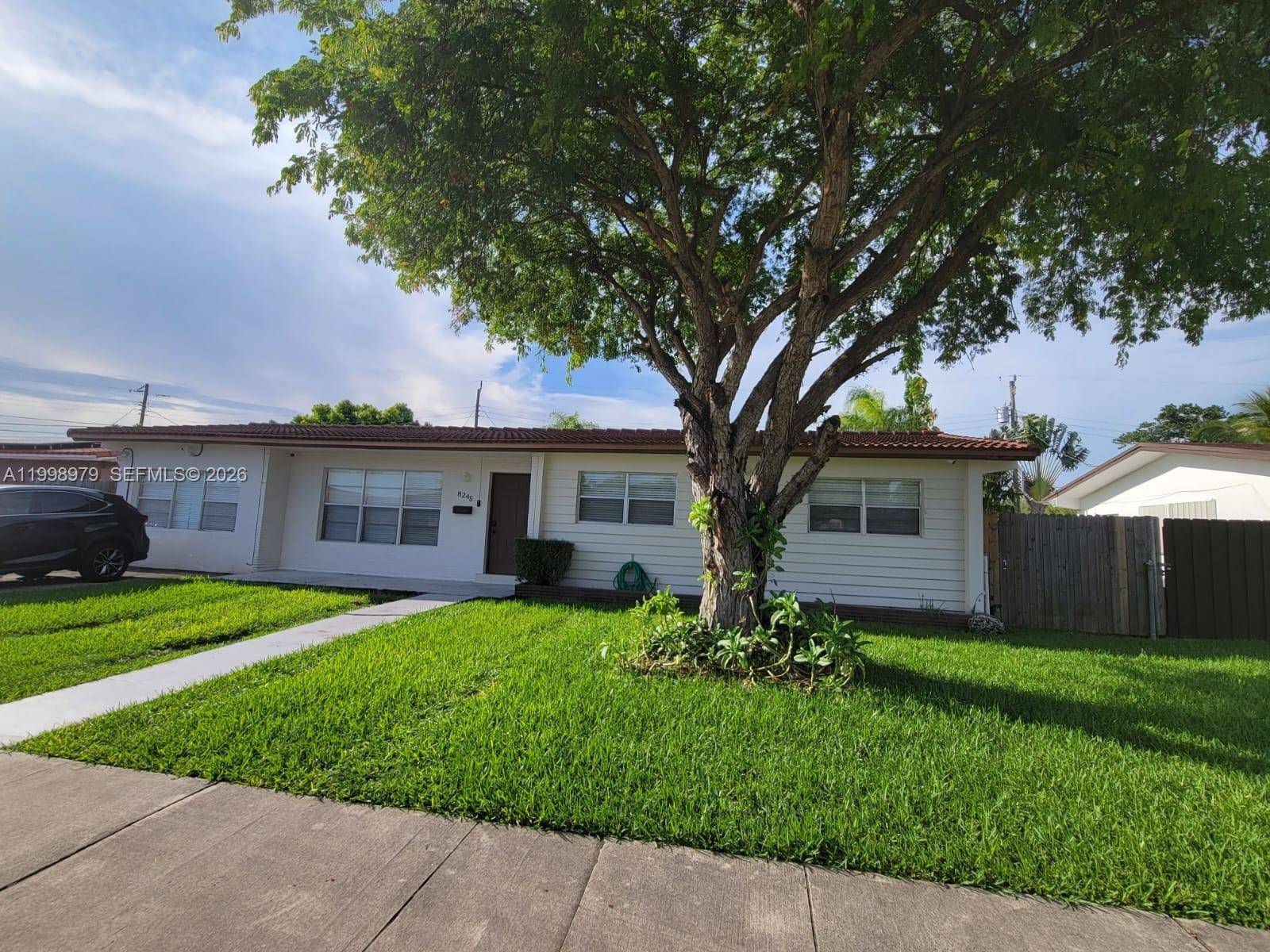 8245 SW 43rd StMiami - picture