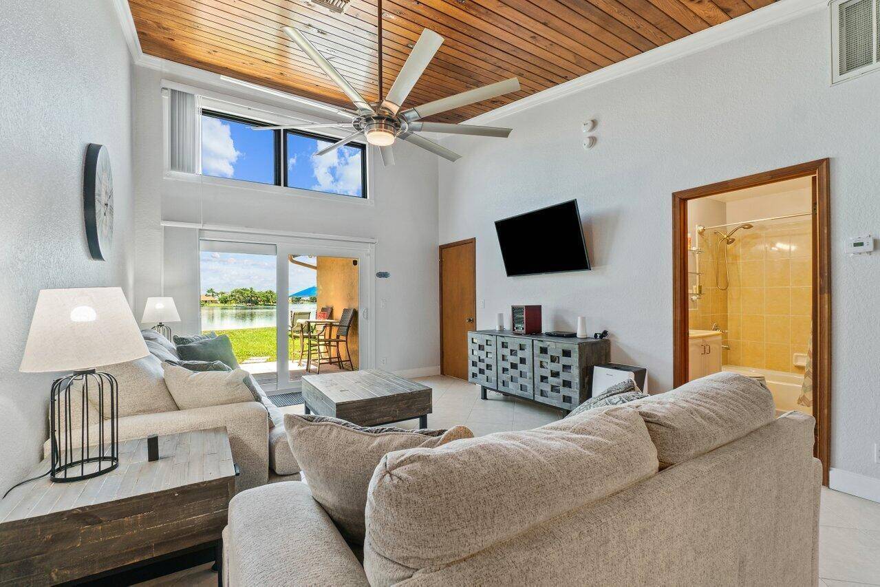 12542 WesthamptonWellington - picture