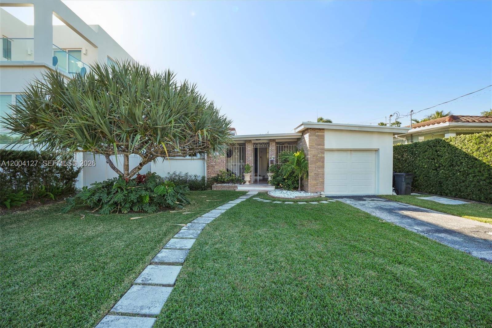 9424 Carlyle AveSurfside - picture