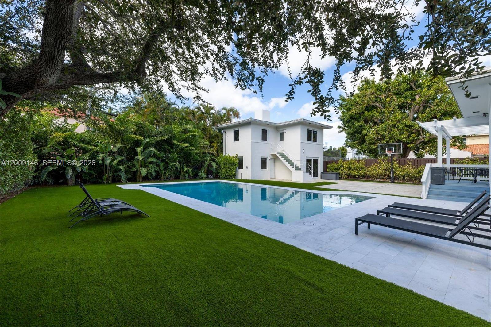 4340 Pine Tree DrMiami Beach - picture