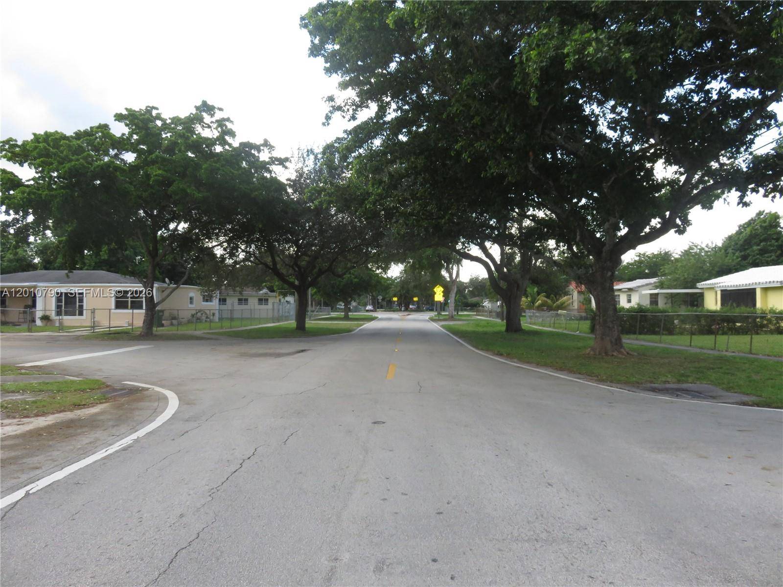 8277 NW 191st LnHialeah - picture