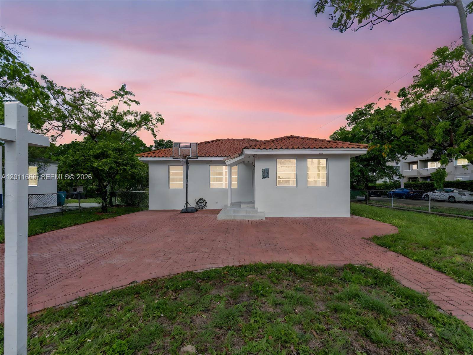 520 NW 32nd PlMiami - Duplex/Tri/Quad-Annual,Multi Family condo unit 520 - picture