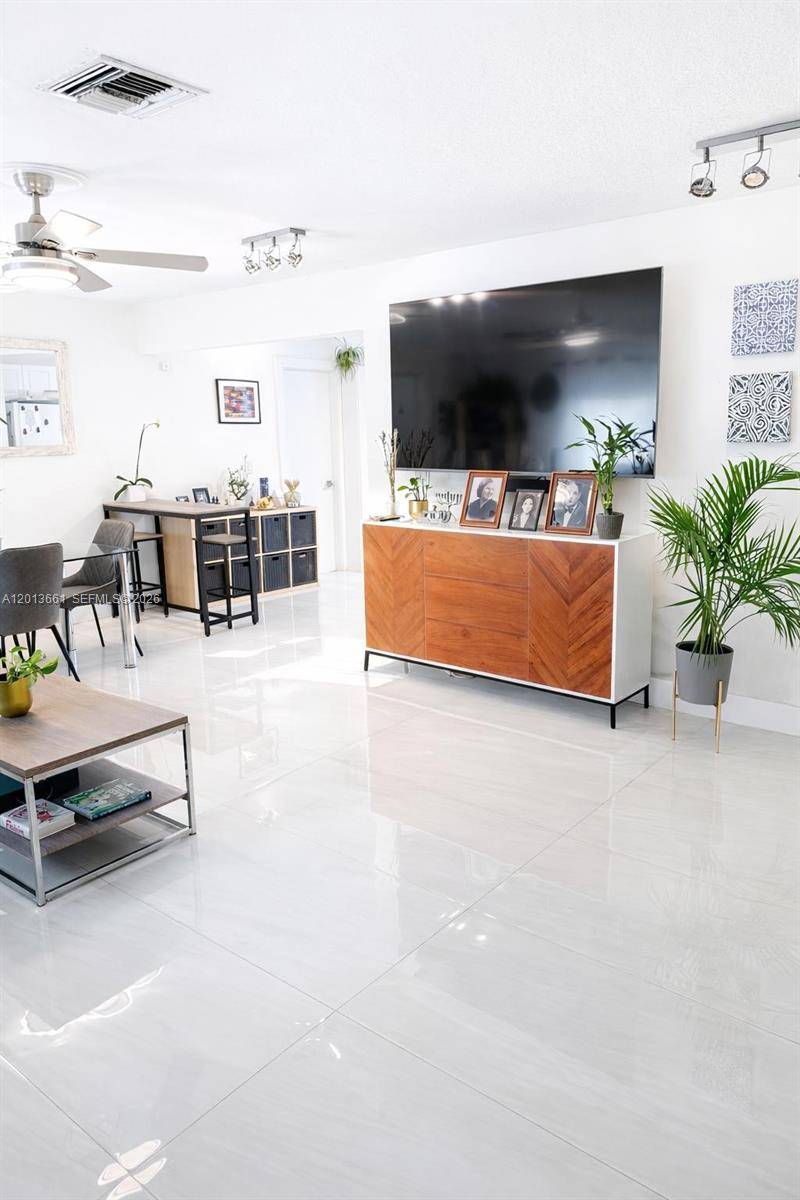 1001 NE 10th StHallandale Beach - Apartments-Annual,House condo unit 2 - picture