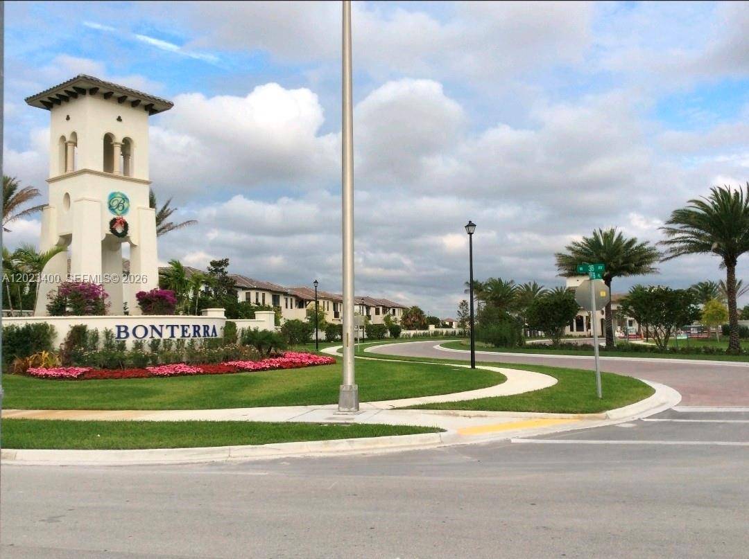 9261 W 33rd WayHialeah - picture