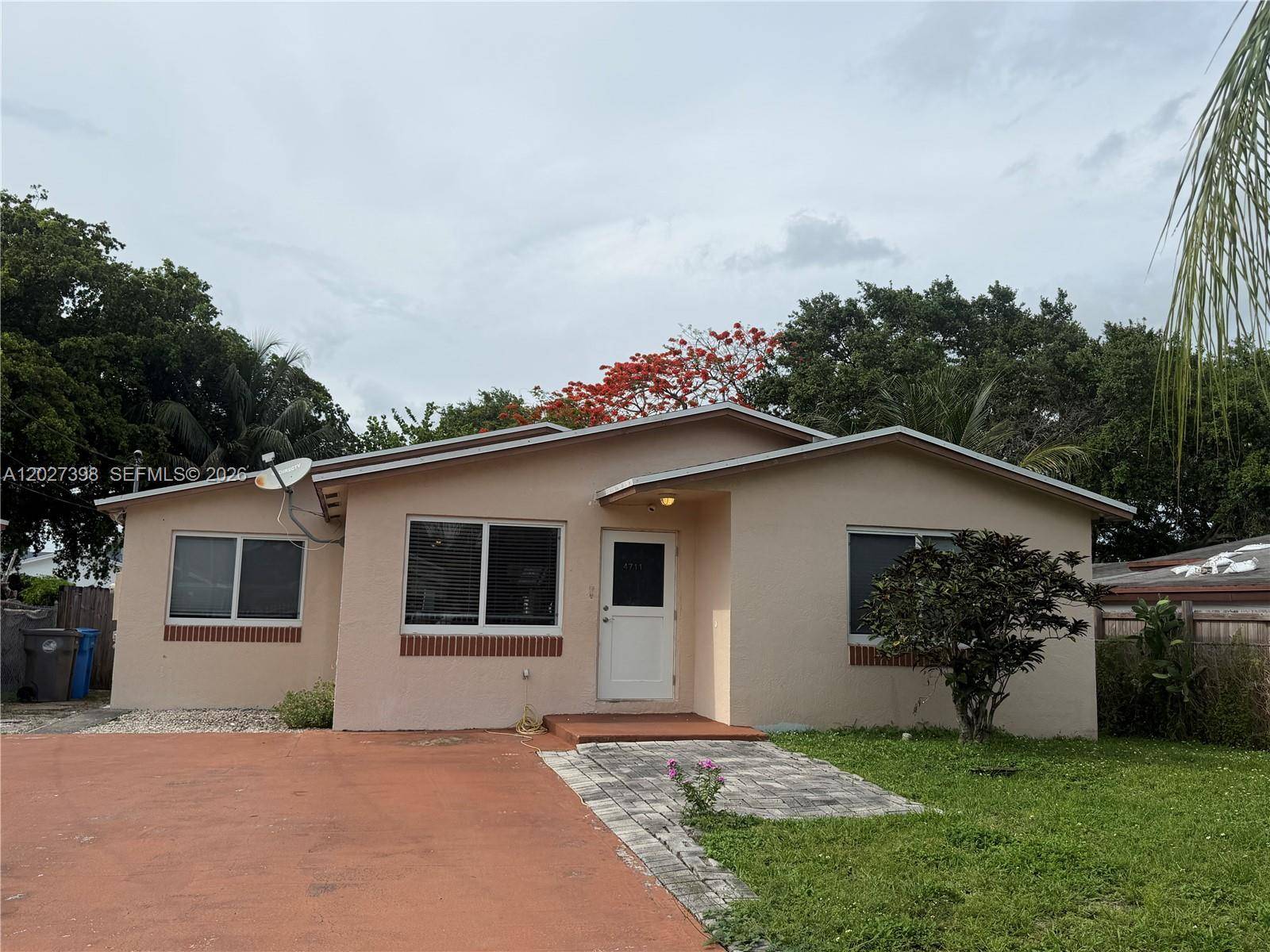 4711 SW 23rd StWest Park - picture