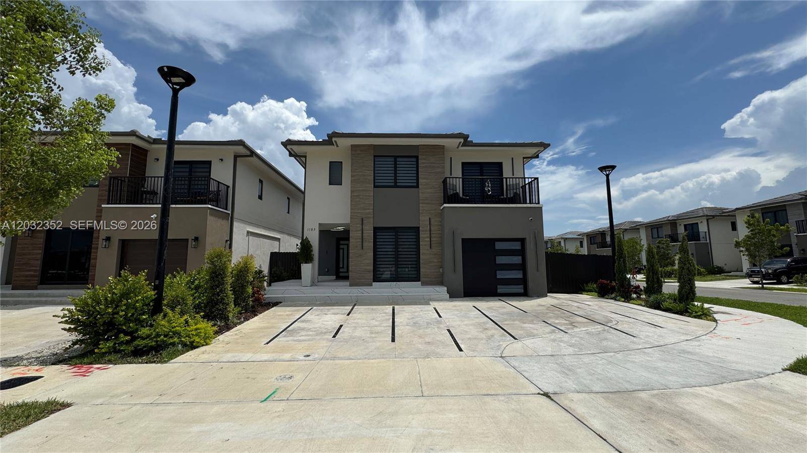 1183 NW 2nd TerFlorida City - picture