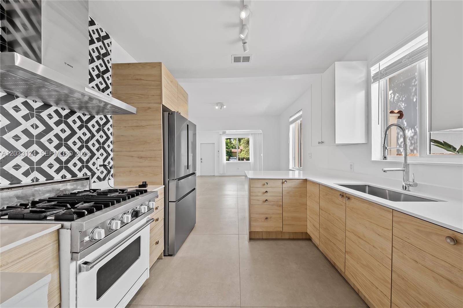 565 NW 44th StMiami - picture