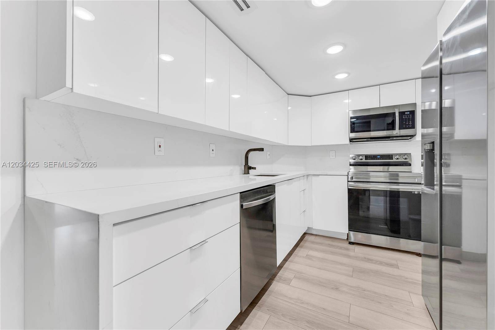 300 Bayview DrSunny Isles Beach - Apartments-Annual,Apartment condo unit 214 - picture