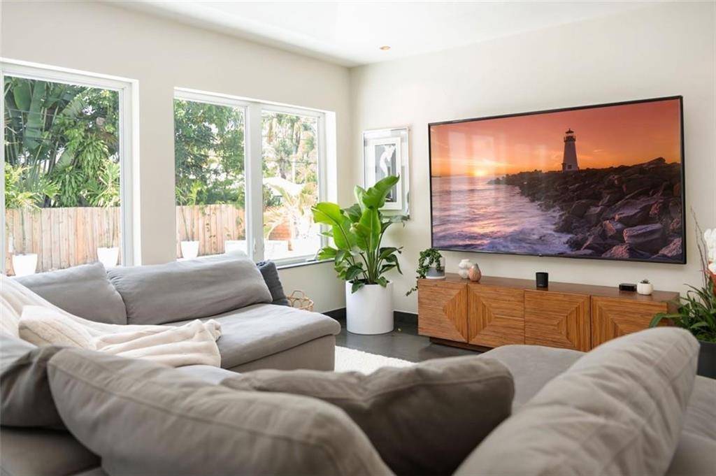 551 NE 53rdMiami - picture